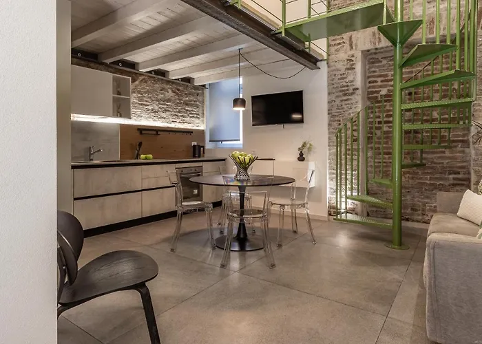 Vicolo Dei Duelli Industrial Green Apartment