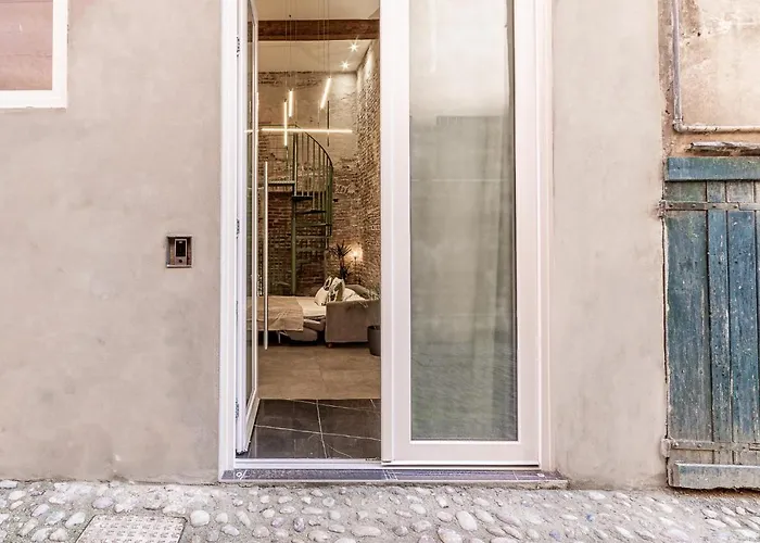 Vicolo Dei Duelli Industrial Green Apartment