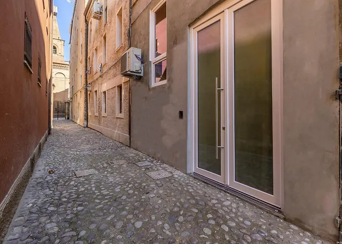 Vicolo Dei Duelli Industrial Green Apartment